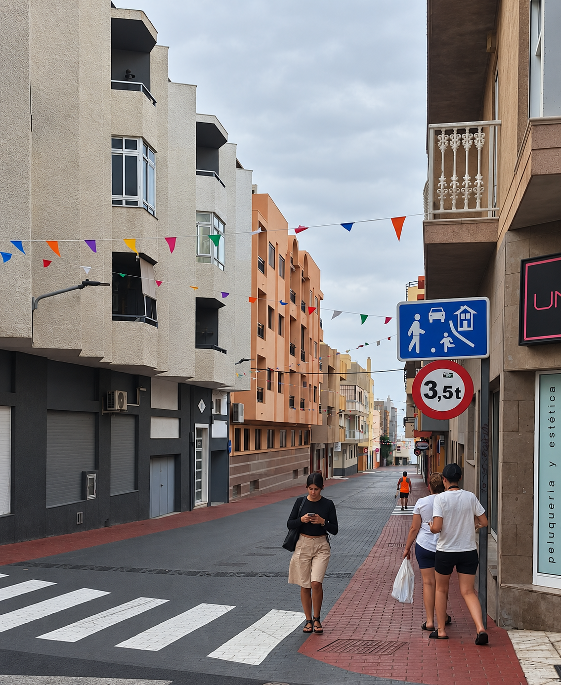 Calle Carmen Nóbrega junto al Edificio Atlántico
