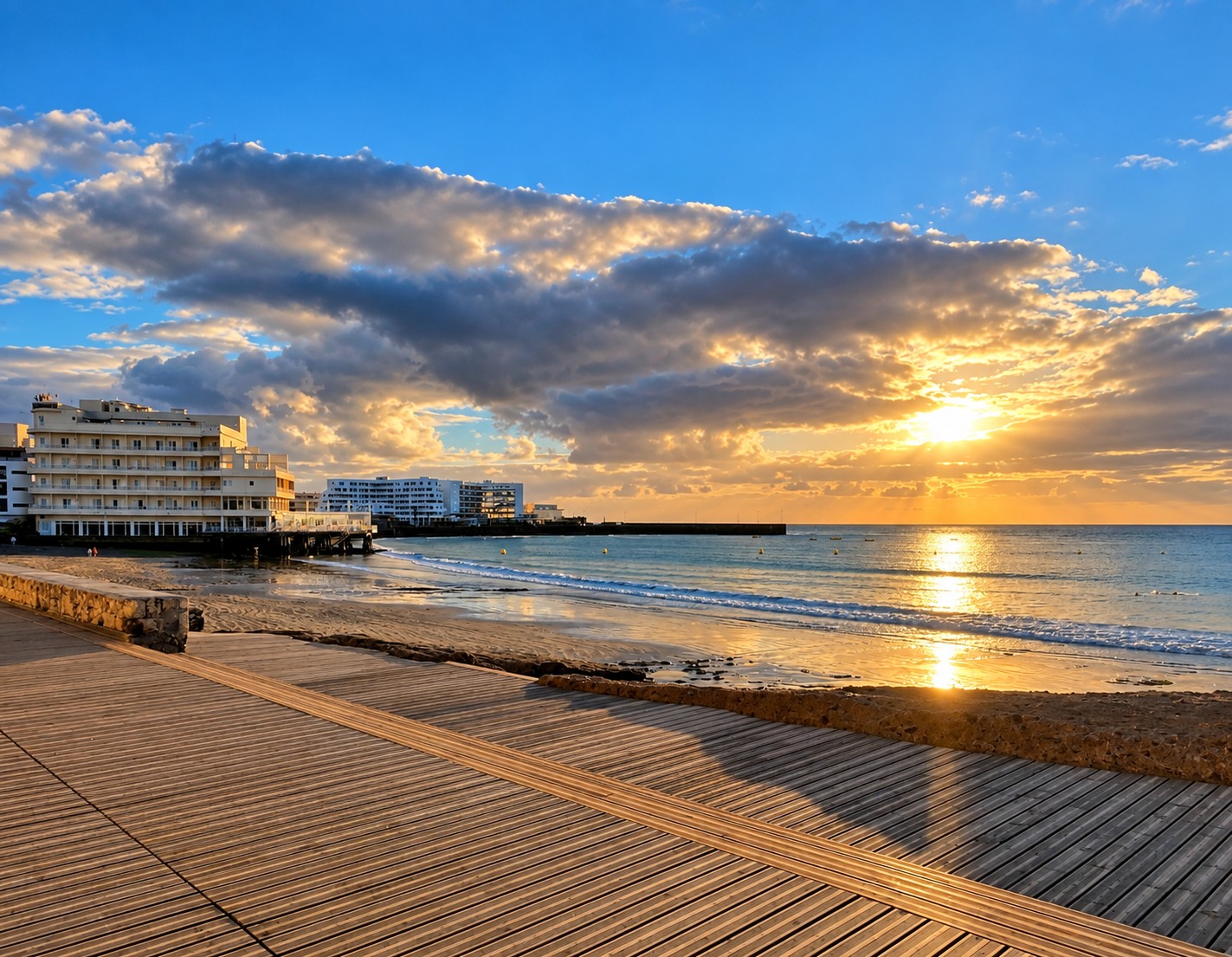 Atardecer junto al paseo marítimo de El Médano