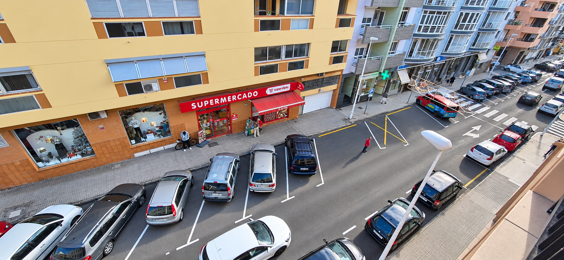 Avenida y comercios vistos desde la terraza