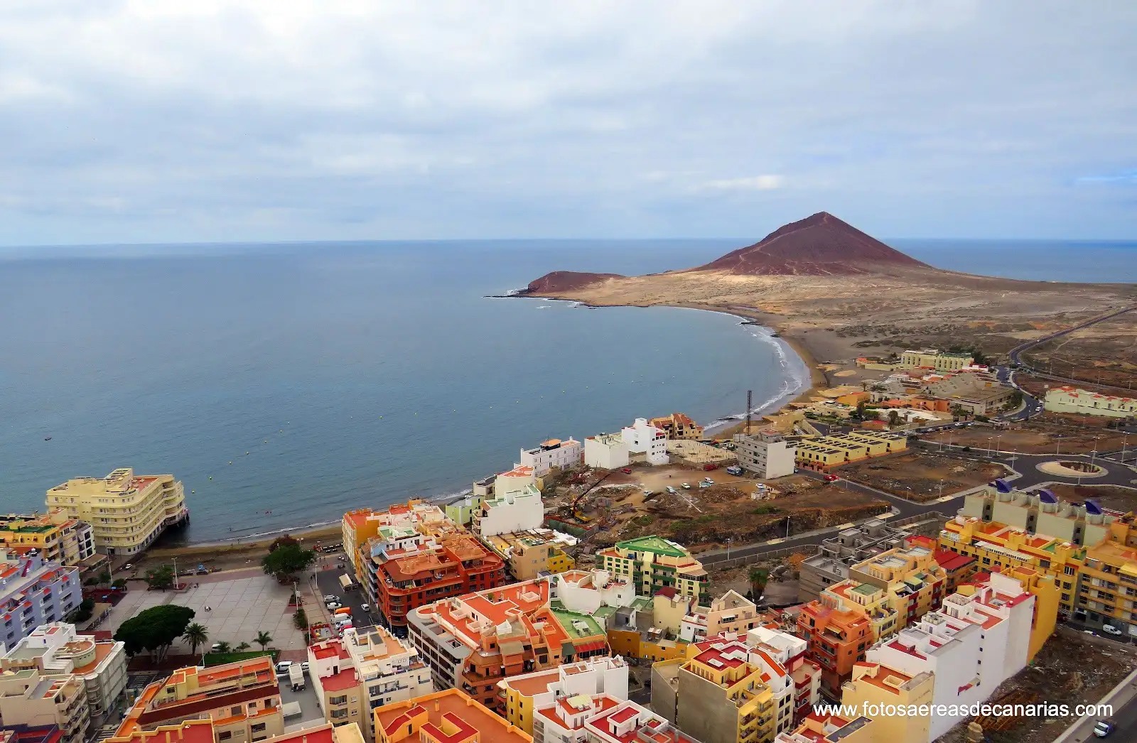 Vista aérea de El Médano y Montaña Roja