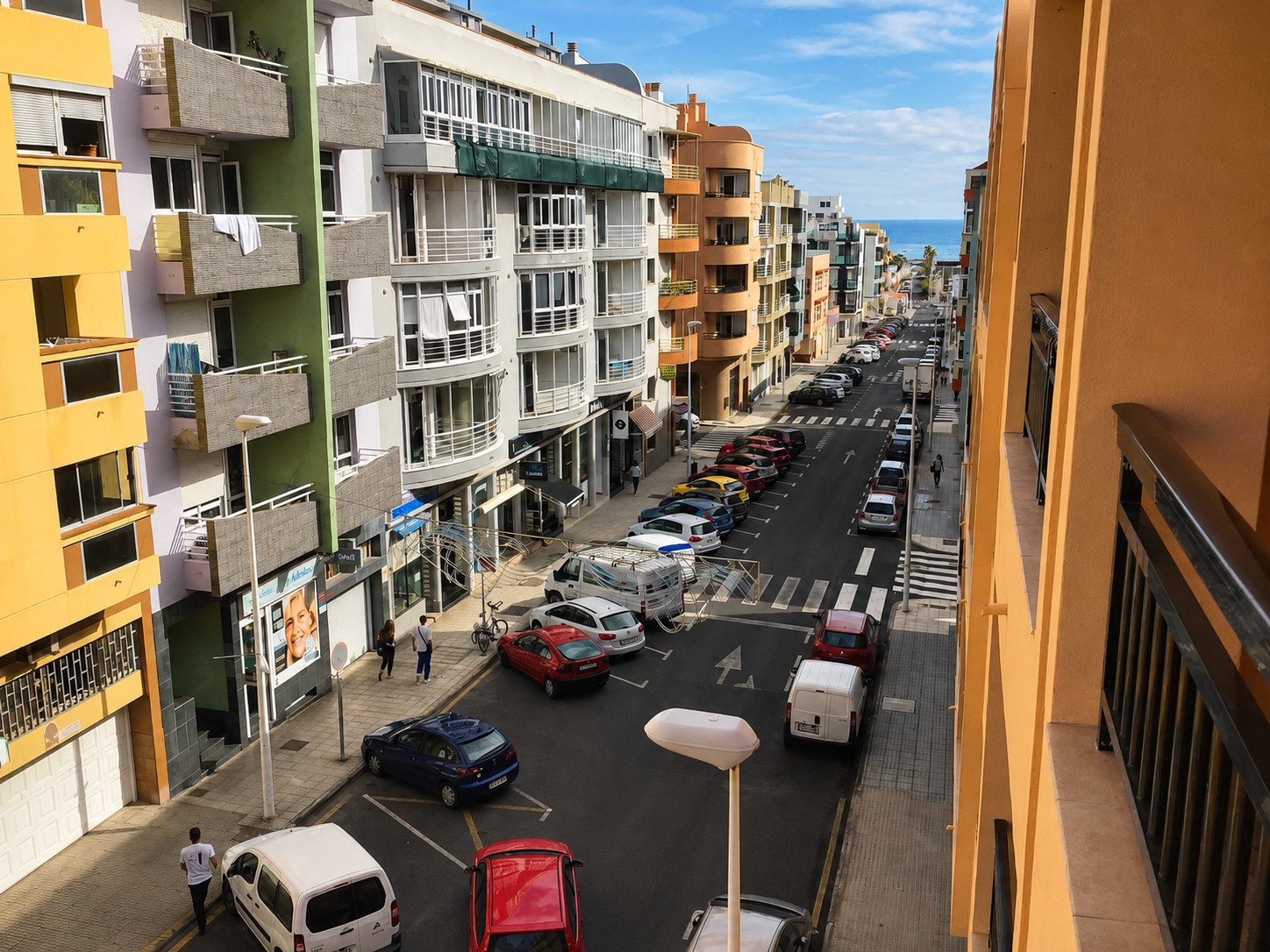 Terraza Avenida J.M. Galván Bello con vistas hacia la avenida y el mar