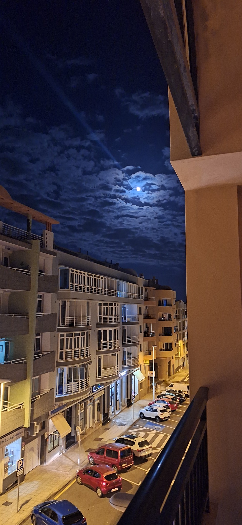 Vista nocturna hacia Avenida José Miguel Galván Bello desde la terraza