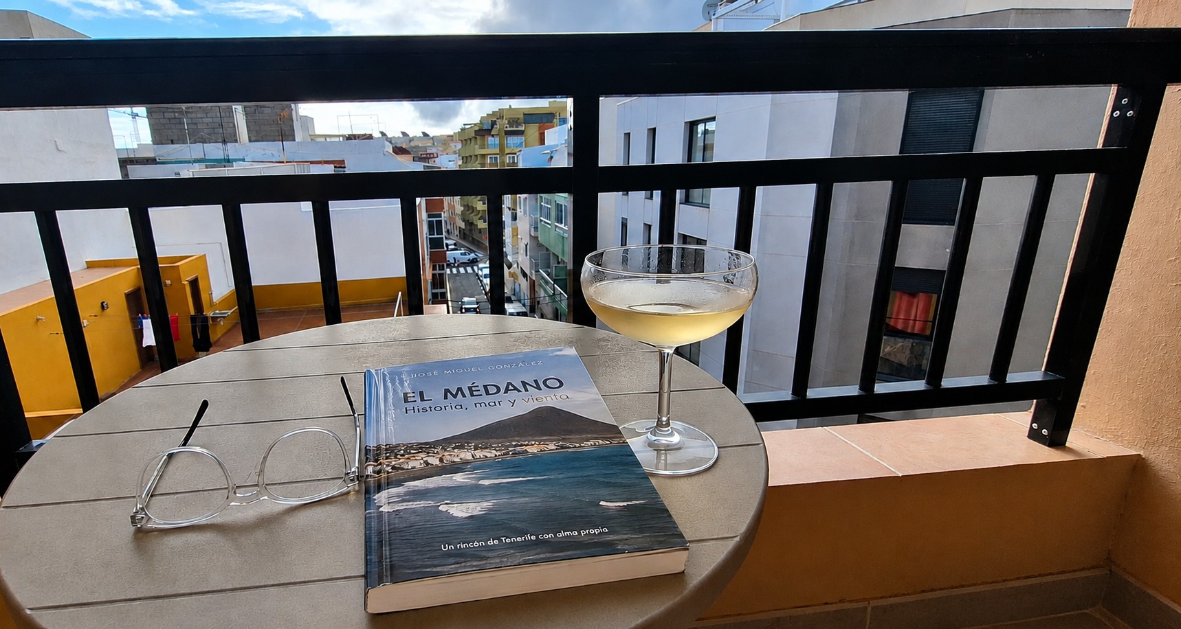 Terraza Sur (Nobrega y P.Viana) acondicionada como rincón de lectura