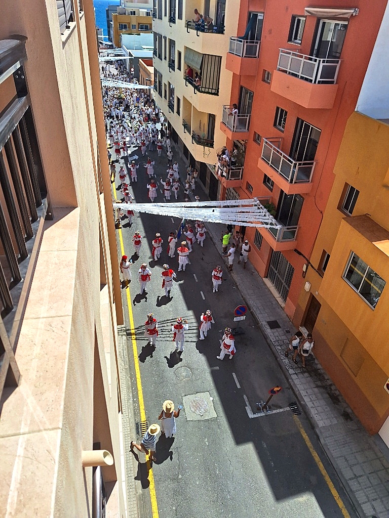 Danzarines herreños desde la vivienda