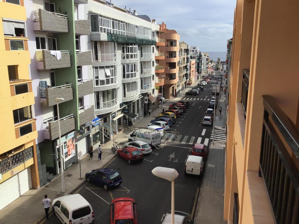 Vista desde la vivienda hacia la calle y el mar